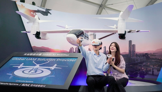 SK텔레콤 모델이 VR 기반 도심항공교통(UAM) 탑승을 체험해보고 있다.ⓒSK텔레콤