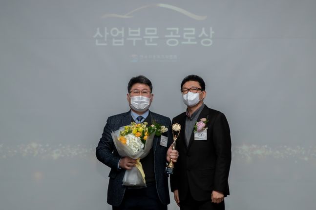 자동차인 산업부문 공로상 (사진 왼쪽부터 류익희 한국교통안전공단 자동차안전연구원장, 최석환 한국자동차기자협회 부회장. 산업부문 공로상은 자동차안전연구원이 수상했고, 류 원장이 대표로 공로상을 수상했다)ⓒ한국자동차기자협회