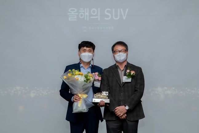 올해의 SUV: 제네시스 GV60 (사진 왼쪽부터 남원오 현대자동차 상무, 이상원 한국자동차기자협회 이사)ⓒ한국자동차기자협회