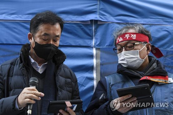 23일 오후 서울 중구 CJ대한통운 농성장에서 김종철 CJ대한통운대리점연합회장(왼쪽)과 진경호 민주노총 전국택배노동조합(택배노조) 위원장이 공식 만남을 가진 뒤 취재진에게 협의 사항을 발표하고 있다.ⓒ연합뉴스