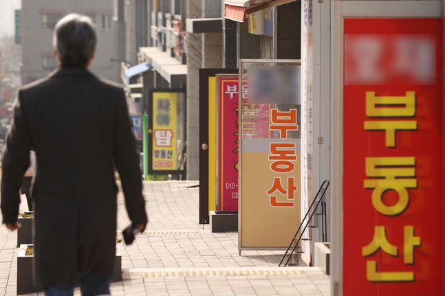 기준금리가 동결되면서 부동산 시장 매수심리가 다소 풀릴 전망이지만 거래량 감소에 따른 집값 하락 현상은 이어질 것으로 보인다.ⓒ연합