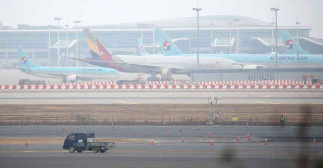 인천국제공항 계류장에 세워져 있는 대한항공과 아시아나항공 항공기. ⓒ연합