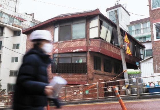 서울시의 도시 재개발 사업에 대한 기대감이 노후 시설물들의 재생 가능성을 위축시키고 있다.ⓒ연합