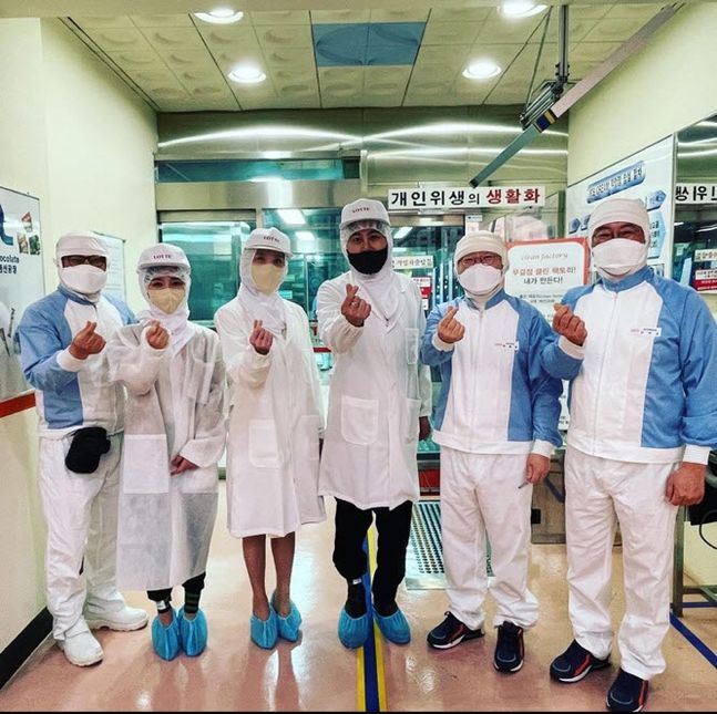 디자인경영센터 관계자들은 롯데제과 영등포 공장을 방문해 롯데제과의 제품 생산과정과 사업적 여정 등을 살펴봤다. ⓒ배상민SNS