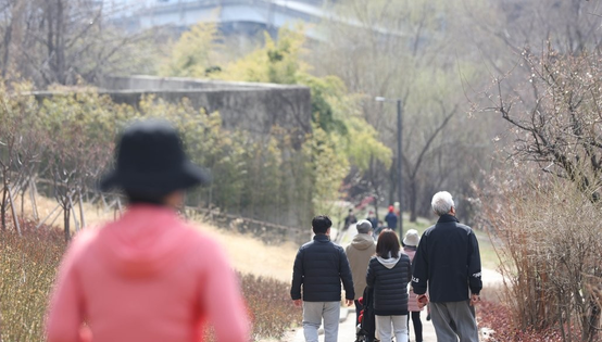 서울 성동구 청계천매화거리에서 시민들이 산책하고 있다.ⓒ연합뉴스