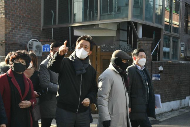 지난 1월 13일 오세훈 서울시장이 강북구 번동 모아타운 시범사업지 일대를 둘러보고 있다.ⓒ서울시