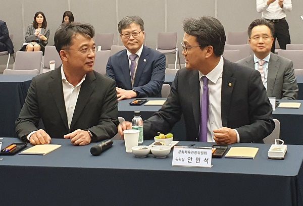 지난 2019년 10월 김택진 엔씨소프트 대표(왼쪽)와 안민석 前문화체육관광위원회 위원장이 게임산업 현황 보고회를 통해 대화를 나누고 있다.ⓒEBN