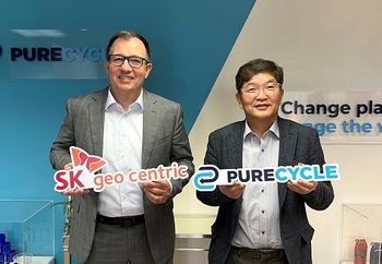 SK지오센트릭 나경수 사장(사진 오른쪽)과 퓨어사이클 CEO 마이크 오트워스(Mike Otworth)가 기념사진 쵤영에 임하고 있다.ⓒSK지오센트릭