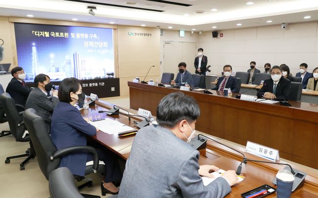 4월 18일 전북 전주시 LX한국국토정보공사 본사에서 열린 '디지털 국토트윈 및 플랫폼 구축' 정책간담회에서 LX공사 김정렬 사장과 국민권익위원회 전현희 위원장 등 참석자들이 질의응답 시간을 갖고 있다.ⓒLX공사