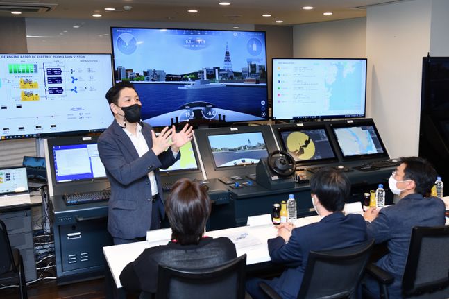 한국조선해양이 선박 자율운항 계열사인 아비커스와 19일 경기도 판교에 위치한 자사 시뮬레이션 검증시설 '힐스'에서 가상 시운전 시연회를 개최했다.ⓒ현대중공업그룹