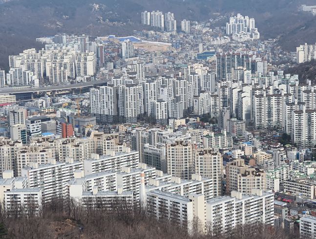 대통령직인수위가 부동산 정책 발표를 미룬 가운데 시장에서는 기대감과 회의론이 뒤엉켜 혼란이 가중되는 모습이다.ⓒEBN