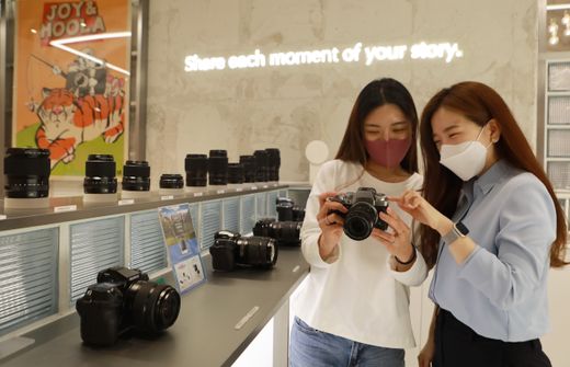 잠실 에비뉴엘 5층 후지필름 매장에서 카메라를 구경하는 고객.ⓒ롯데백화점