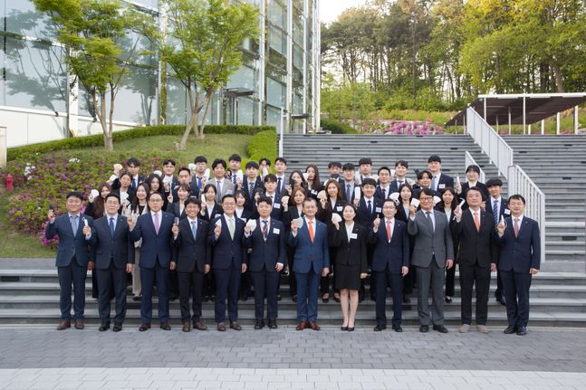 한화생명 대표이사 여승주 사장(사진 맨앞줄 우측에서 여섯번째)과 2022년 상반기 입사 신입사원 35명이 한화생명 연수원 LIFEPARK에서 입문교육을 마친 후, 마스크를 벗고 기념 촬영을 하고 있다. ⓒ한화생명