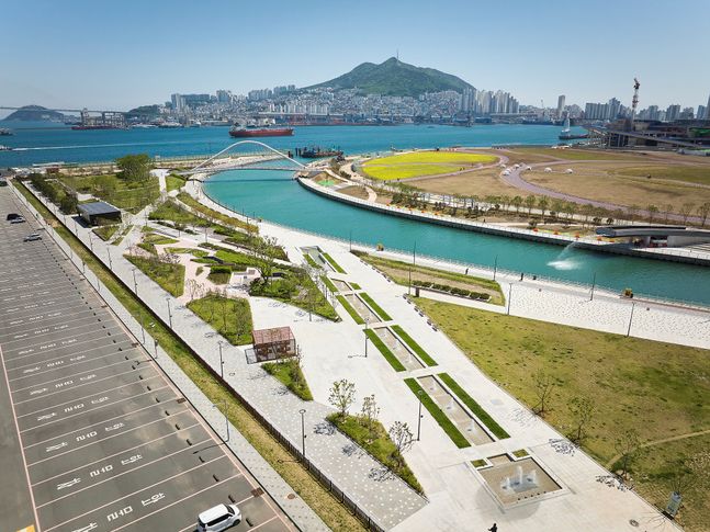 반도건설이 조성한 '부산항 북항 1단계 재개발 친수공원' 전경.ⓒ반도건설