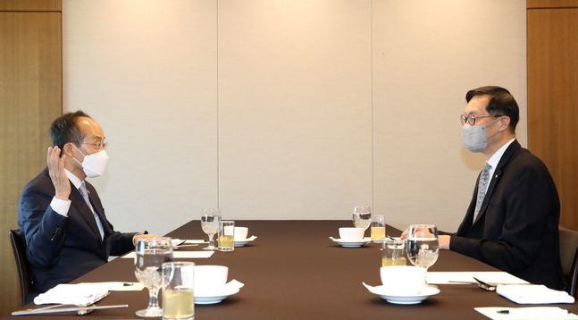 16일 프레스센터에서 추경호 경제부총리(사진 왼쪽)를 만난 이창용 한국은행 총재(사진 오른쪽)가 대화를 나누고 있다.ⓒ한국은행