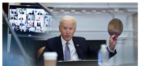조 바이든 미국 대통령이 지난해 4월 미국 워싱턴 백악관 루즈벨트룸에서 열린 반도체 공급망 복원에 관한 최고경영자(CEO) 화상 회의에 참석해 실리콘 웨이퍼를 들어 보였다.ⓒ연합뉴스
