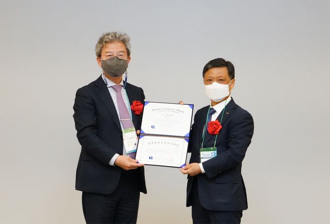 포스코 김학동 부회장(오른쪽)이 글로벌 품질경영인 대상을 수상했다.ⓒ포스코