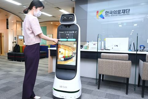 한국의료재단 종합검진센터 직원이 LG 클로이 가이드봇을 활용해 건강검진 안내를 받는 모습을 시연하고 있다.ⓒLG전자