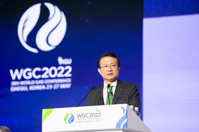 유정준 SK E&S 대표이사 부회장이 26일 '2022 세계가스총회' 기조발표 세션에서 '넷제로 목표를 향한 아시아의 가스산업'을 주제로 발표하고 있다.ⓒSK E&S