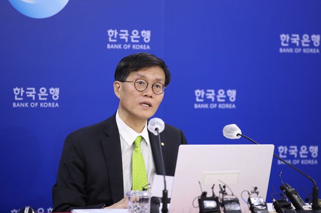 지난 26일 통화정책방향회의 직후 기자간담회에 나선 이창용 한국은행 총재가 기자들의 질문에 답변하고 있다.ⓒ한국은행