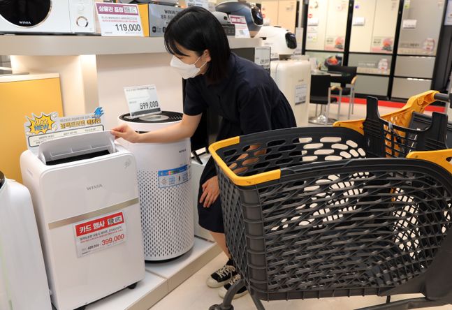 이마트가 냉방가전 새로운 트렌드에 맞춰 가성비를 높인 '일렉트로맨 이동식 에어컨'을 선보인다ⓒ이마트