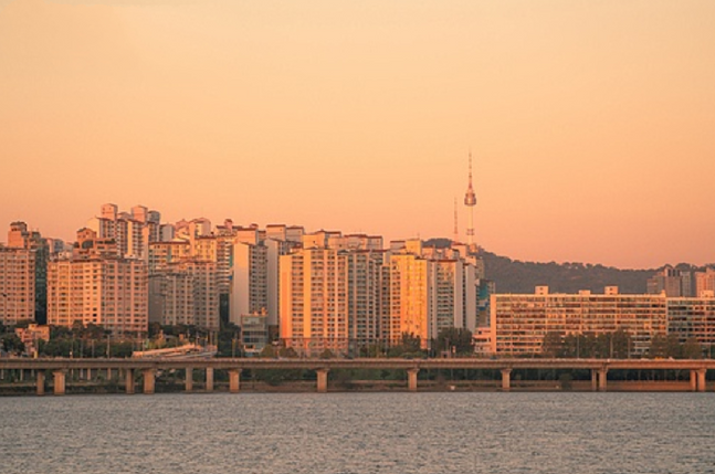 수도권 내 아파트 평균 분양가가 두 배 넘게 차이나면서 탈 서울 현상이 심화하고 있다.ⓒ게티이미지뱅크