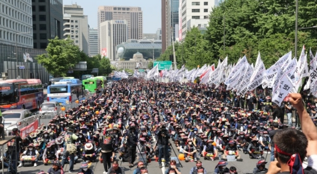 민주노총 화물연대가 지난달 28일 숭례문 앞 도로에서 총파업 결의대회를 하고 있다. ⓒ연합뉴스