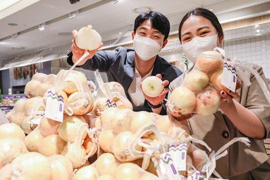 이달 12일 오전 서울 강남구 현대백화점 무역센터점 지하1층 식품관에서 직원들이 양파를 소개하고 있다.ⓒ현대백화점
