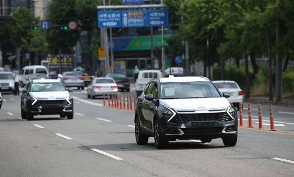 화물연대 파업에 따른 대책으로 번호판 없이 개별 운송되는 차량들ⓒ연합뉴스