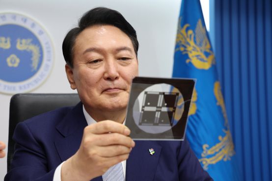 윤석열 대통령이 지난 7일 서울 용산 대통령실 청사에서 열린 국무회의에서 이종호 과학기술정보통신부 장관에게 받은 반도체 포토마스크를 살펴보고 있다.ⓒ연합뉴스