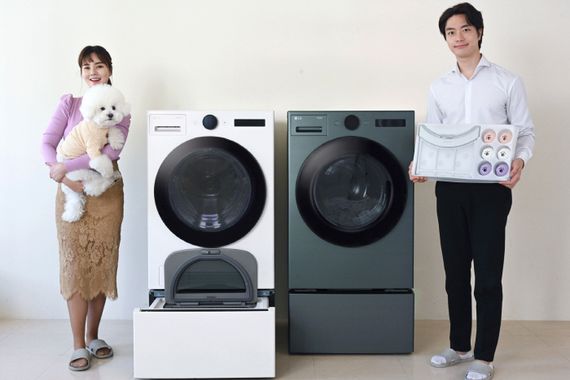 LG전자 모델이 `펫케어 코스`를 소개하고 있다.ⓒLG전자