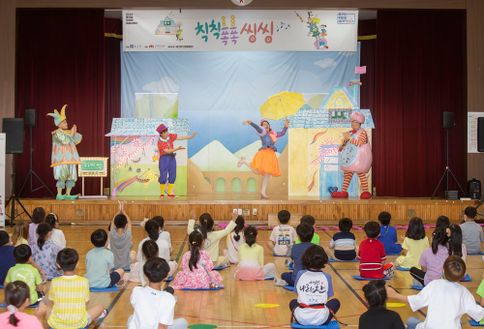 종근당홀딩스가 지난 17일 일산 초등학교에서 '종근당 KIDS HOPERA' 공연을 진행하고 있다.ⓒ종근당홀딩스