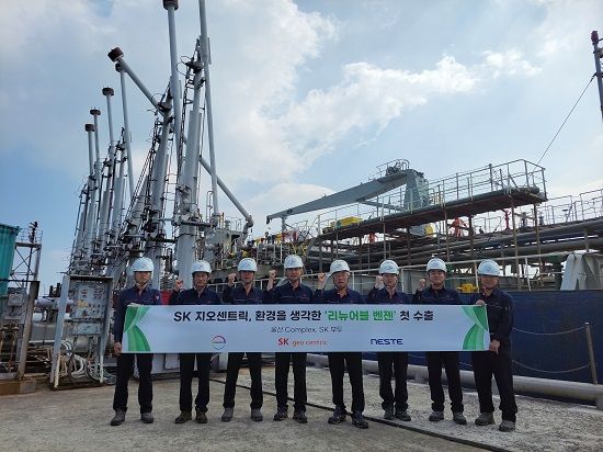 SK지오센트릭이 생산한 리뉴어블 벤젠 2000톤이 지난 14일 울산 CLX SK부두에서 첫 수출 길에 올랐다. ⓒSK지오센트릭