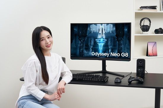 모델이 서울 시내 한 스튜디오에서 커브드 게이밍 모니터 신제품 '오디세이 네오 G8'을 선보이고 있다. ⓒ삼성전자