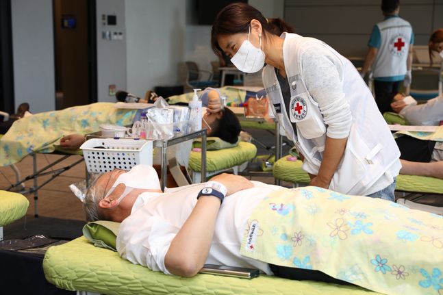 NH투자증권이 28일 여의도 파크원 NH금융타워에서 임직원 대상 사랑의 나눔 헌혈 행사를 개최했다. ⓒNH투자증권