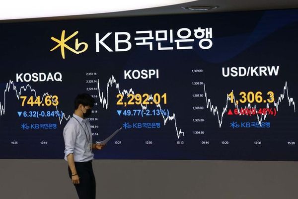 환율이 1310원선까지 오름폭을 확대하면서 금융회사의 외화자산(환산)손실이 커질 것이란 우려가 나온다. ⓒKB국민은행