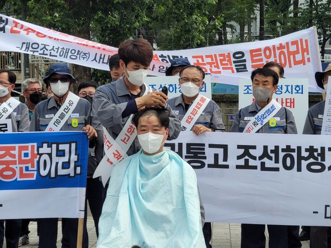 11일 서울 용산 전쟁기념관 앞에서 열린 대우조선해양 협력사 협의회의 하청지회 불법 파업 규탄 집회에서 삭발식을 거행하고 있는 진민용 주식회사 삼주 대표ⓒEBN