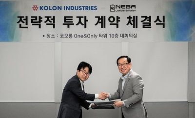 코오롱인더스트리 장희구 사장(사진 우측)과 니바코퍼레이션 백창근 대표이사가 전략적 투자 계약서를 교환하고 있다.ⓒ코오롱인더스트리
