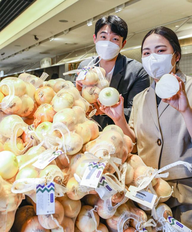 ﻿현대백화점은 국산 신품종 ‘하모니 플럼코트’와 ‘남초 고추’를 선보인다.ⓒ현대백화점