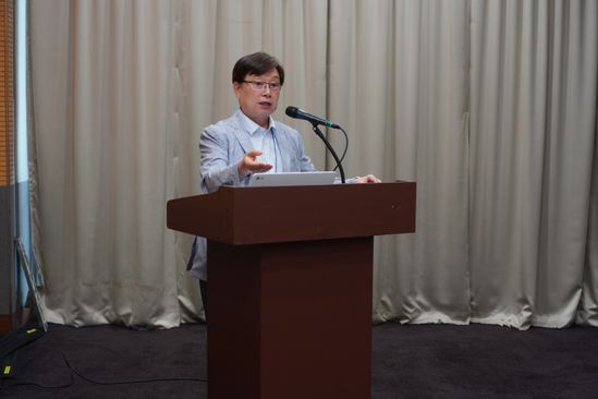 이충훈 유비리서치 대표가 지난 6월 23일 서울 코엑스 컨퍼런스룸에서 열린 '2022 상반기 OLED 결산 세미나'에서 주제 발표하고 있다.ⓒ유비리서치