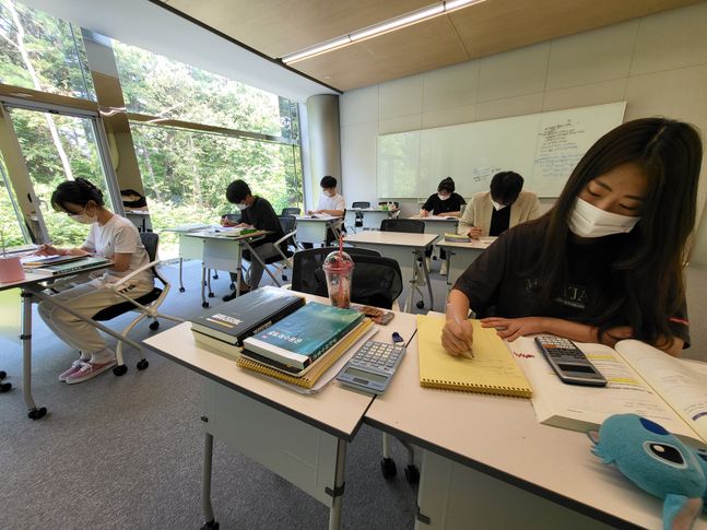 지난 25일 오후, 한화생명 연수원 라이프파크(경기도 용인시)에서 보험계리사 2차 시험을 준비하는 한화생명 직원들이 공부에 매진하고 있다. ⓒ한화생명