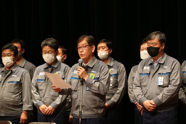 지난 7일 경남 거제 대우조선해양 옥포조선소에서 열린 긴급 기자간담회에서 박두선 사장(왼쪽에서 세 번째)이 입장을 밝히고 있다.ⓒ대우조선해양