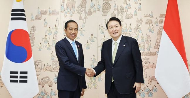 윤석열 대통령이 28일 오후 서울 용산 대통령실 청사에서 열린 한-인도네시아 정상회담에 앞서 방명록 작성을 마친 조코 위도도(조코위) 인도네시아 대통령과 기념촬영을 하고 있다. ⓒ연합뉴스