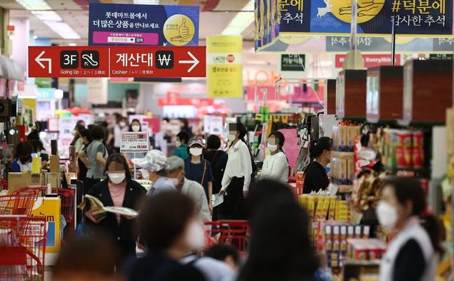 서울 시내 한 마트에서 소비자들이 장을 보고 있다.ⓒ연합뉴스