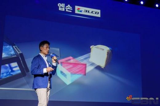 김대연 이사가 지난달 19일 서울 스위스 그랜드 호텔에서 신제품 발표회를 갖고 고광량 3LCD 프로젝터를 설명하고 있다.ⓒ한국엡손