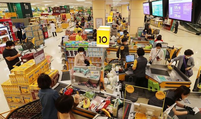 서울 시내 한 마트에서 시민들이 장을 보고 있다. ⓒ연합뉴스