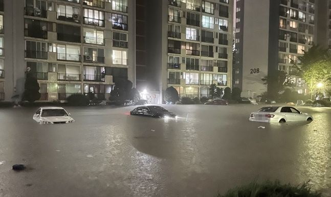폭우에 침수된 아파트 주차장 모습.ⓒ연합