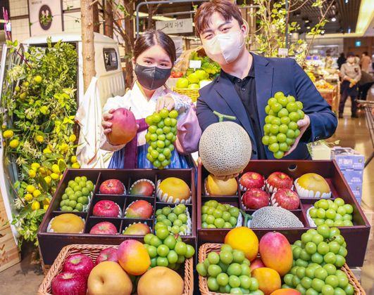 서울 강남구에 위치한 현대백화점 무역센터점에서 직원들이 애플망고, 샤인머스캣 등 다양한 이색 과일로 구성된 추석 선물세트를 소개하는 모습.ⓒ현대백화점