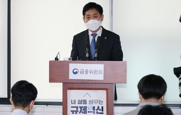 김주현 금융위원장이 지난달 18일 금융위 출입기자실에서 금융부문 민생안정과제 관련하여 제기된 이슈에 대해 설명하고 있다. ⓒ금융위원회