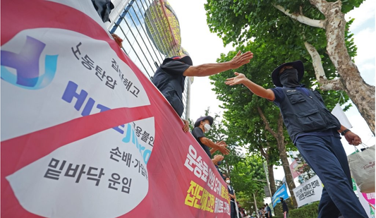 이달 24일 오전 하이트진로 본사 로비 점거를 해제한 공공운수노조 화물연대 조합원이 서울 강남구 본사 건물을 나오고 있다. 하이트진로 측에 집단해고 및 손해배상철회를 촉구하며 본사 로비와 옥상 점거 농성을 벌여온 화물연대는 고공농성은 이어가되 하이트진로와의 대화 물꼬를 트기 위해 본사 로비 농성을 해제한다고 밝혔다.ⓒ연합뉴스